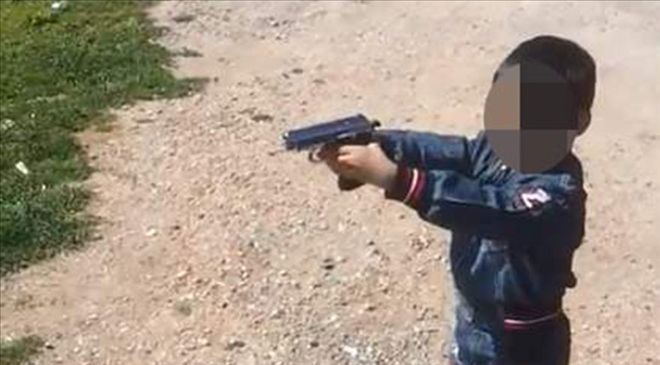 Beş yaşındaki çocuğun eline silah verdi