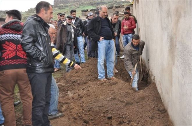 Köye düşen havan topu mermisini kazma kürekle aradılar