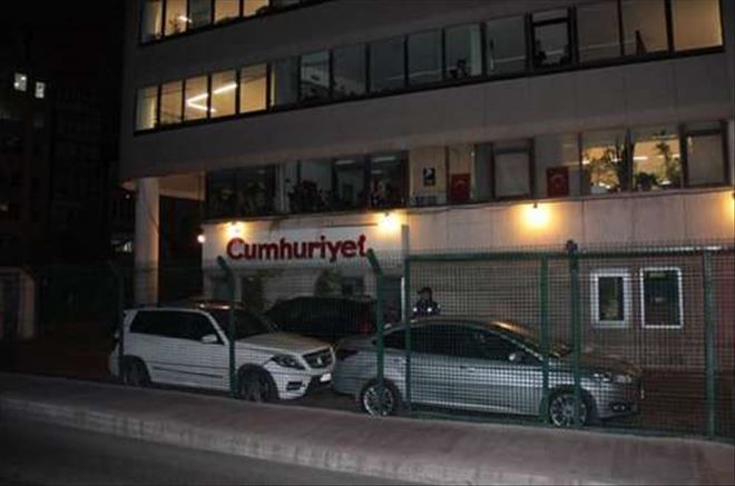 CUMHURİYET GAZETESİ´NE SALDIRI İHBARI ÜZERİNE SOKAK TRAFİĞE KAPANDI