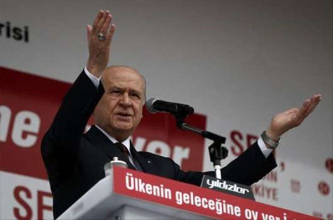 BAHÇELİ TRT MİKROFONUNU MASADAN KALDIRTTI!