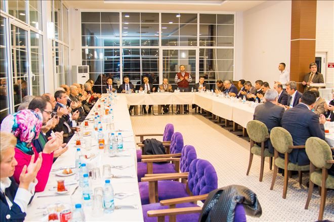 Bütçe kabulünden sonra Meclis üyeleri yemekte bir araya geldi.