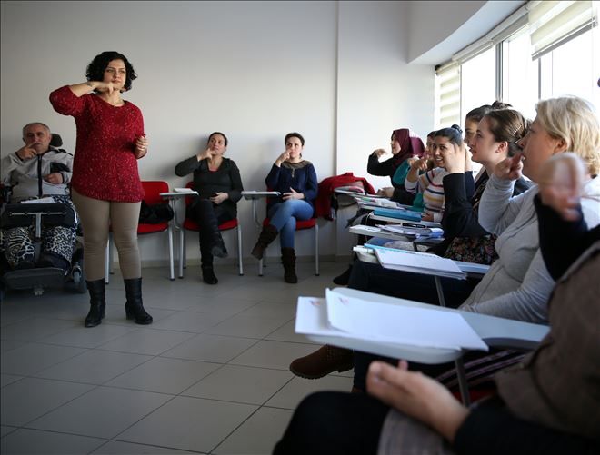 ETİMESGUT BELEDİYESİ İŞARET DİLİ ÖĞRETİYOR