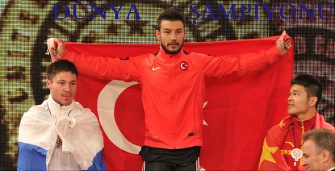 MİLLİ HALTERCİ İSMAYİLOV DÜNYA ŞAMPİYONU OLDU