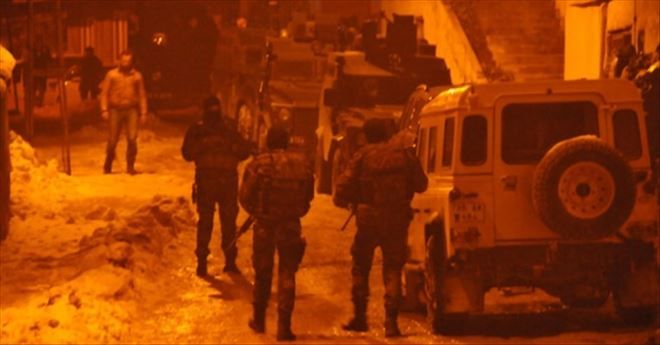 HAKKARİ´DE 20 ZIRHLI ARAÇLA OPERASYON