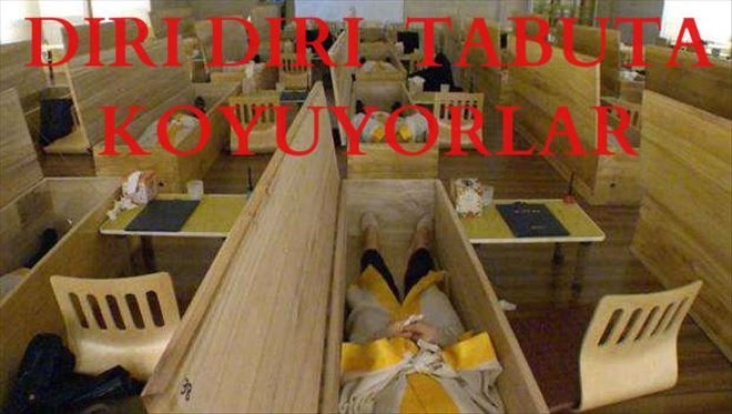 Çalışanlar hayatın anlamını öğrenmek için canlı canlı tabuta giriyor 