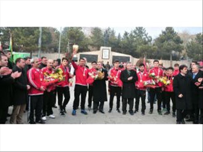 Şampiyon Güreşçilere Mehterli Karşılama