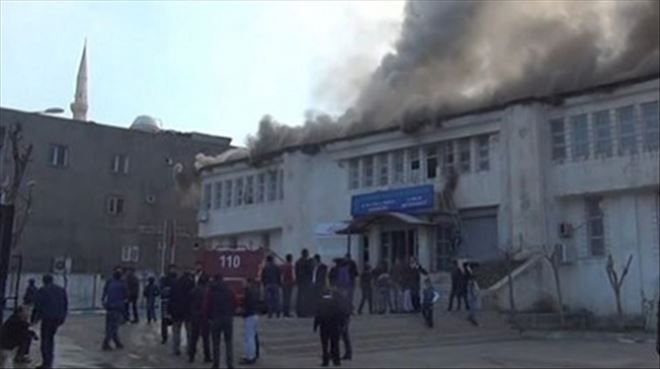 pkk´LI TERÖRİSTLER KÜLTÜR MERKEZİNİ YAKTI