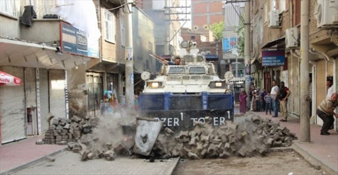 DİYARBAKIR´DA TERÖRİSTLER YENİ HENDEK KAZIYOR