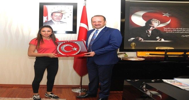 Şampiyon sporcu sevincini Akgül´le paylaştı