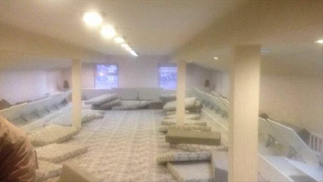 Kapatılan Okulun Çatı Katında Özel Oda Ve Salon Bulundu