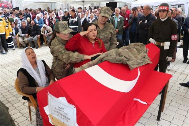 Şehit Uzman Onbaşı Erdi Demirer, Gözyaşlarıyla Toprağa Verildi