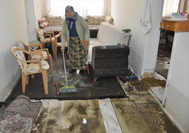 Denizli´de Kanalizasyon Suyu 5 Evi Doldurdu