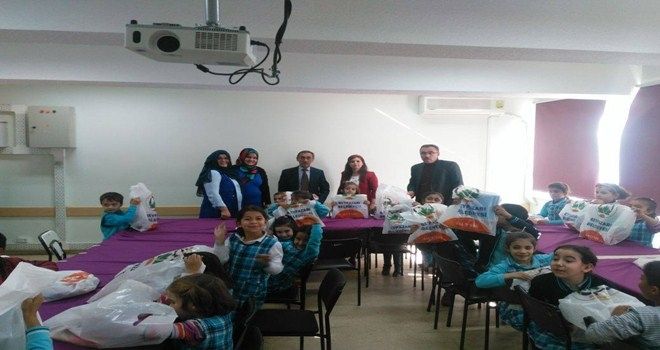 Başkandan Öğrencilere Kırtasiye Hediyesi