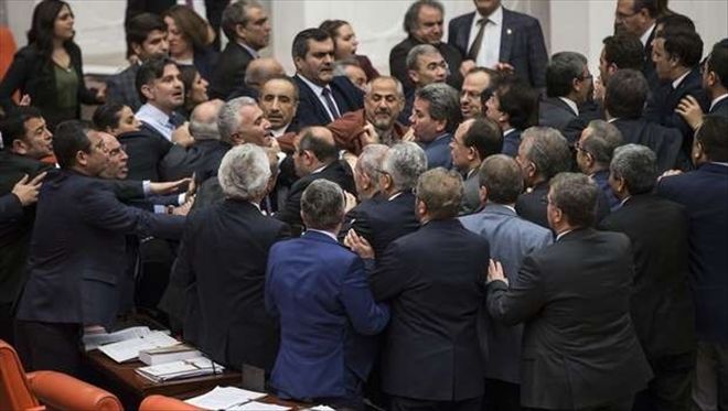 AK Partililer ile HDP´liler yumruklaştı