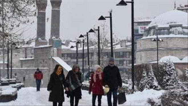 Ölürsem mezar taşıma ´okul tatil edilmedi donarak öldü´ yazın.