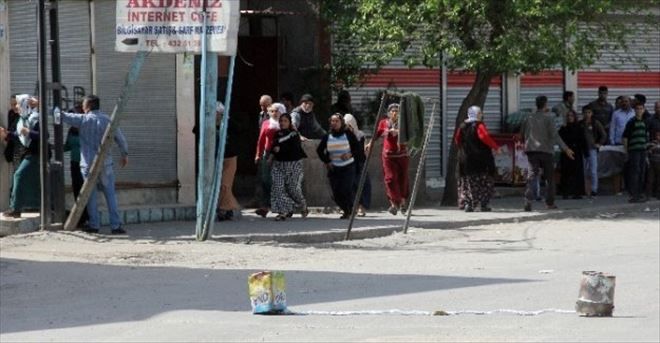 OKUL YOLUNDA BOMBA PANİĞİ