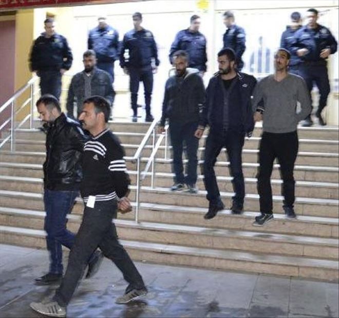 Polis Karakoluna Molotof Atan 2 Kişi Tutuklandı