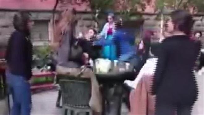 Eski Kız Arkadaşını Taciz Ettiği İleri Sürülen Erkek Öğrenci Kızlar Tarafından Tekme-tokat Böyle Dövüldü