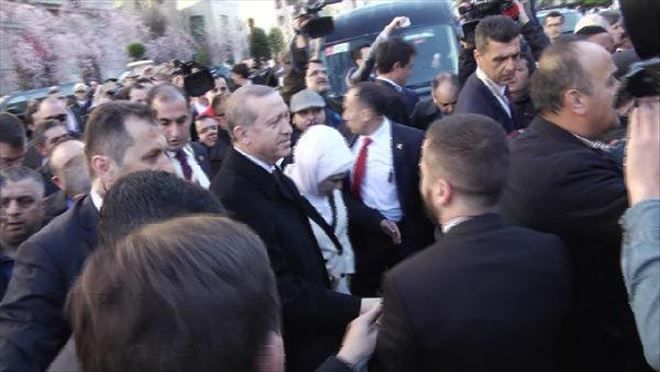 Erdoğan Protesto Ve Destek Gösterileriyle Karşılandı