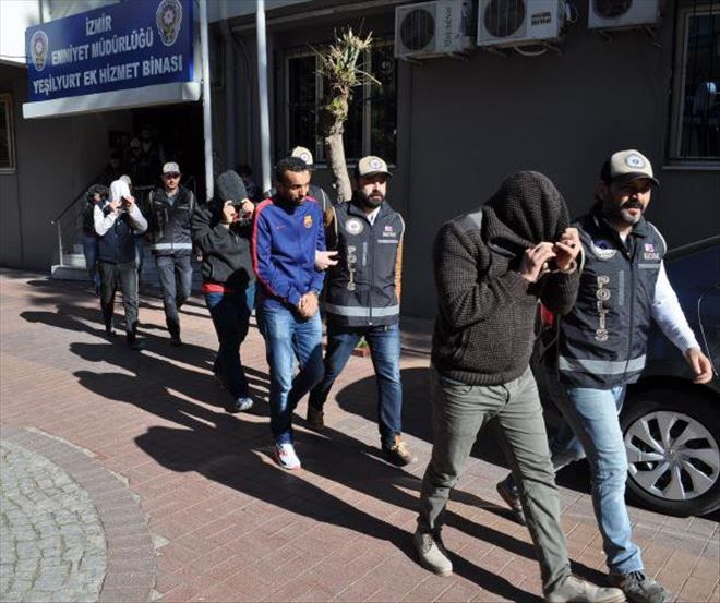 İzmir´de İnsan Tacirleri Adliyeye Sevk Edildi