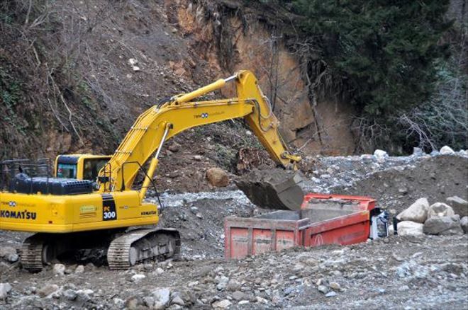 Rize´de 300 Bin Kişinin İçme Suyu Kaynağı Olan Dereye İş Makineleri Ve Kamyonlar Girdi