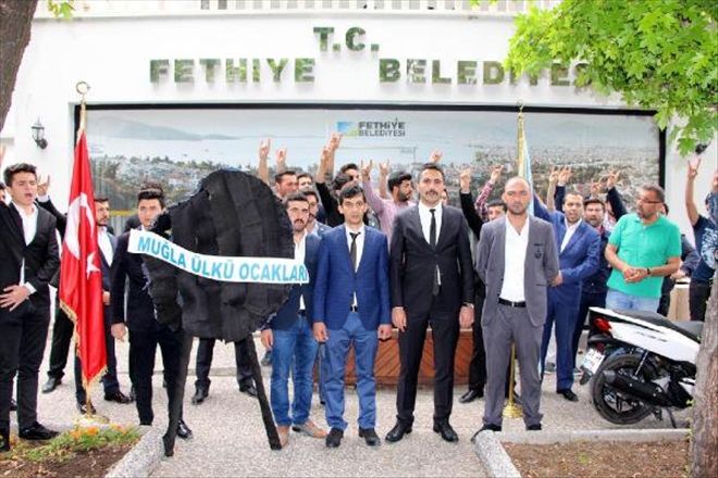 Ülkücülerden Fethiye Belediyesi´ne Siyah Çelenk