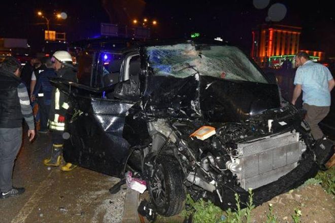 Minibüs Tır´a Çarptı 8 Yaralı