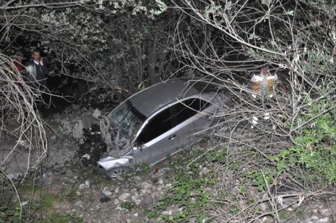 OTOMOBİL UÇURUMA YUVARLANDI: 2 YARALI