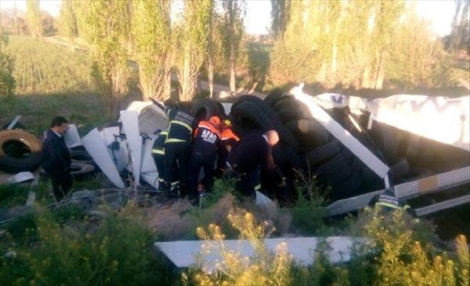 TIR ŞARAMPOLE DEVRİLDİ, SÜRÜCÜSÜ ÖLDÜ