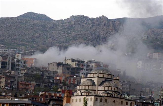 ŞIRNAK´TA PKK´LILARIN KARARGAH OLARAK KULLANDIKLARI BİNALAR ATEŞ ALTINDA