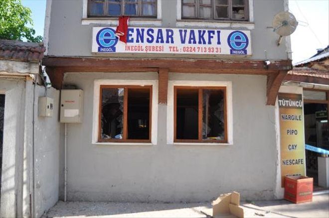 ENSAR VAKFI BİNASINA BAYRAK ASIP CAMLARINI KIRDILAR