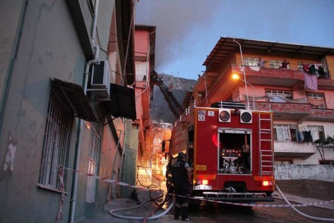 ALEVLERİN ARASINDA KALAN 5 KİŞİYİ İTFAİYE KURTARDI