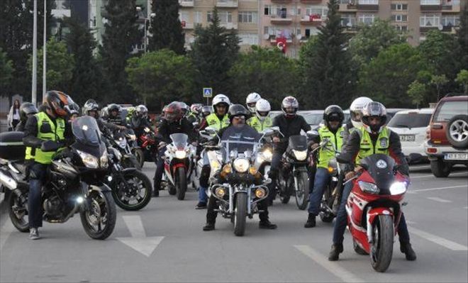 İZMİTLİ MOTOSİKLETLİLER ´23 NİSAN´ İÇİN GAZA BASTI