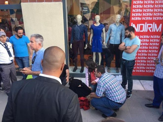 FIRTINA NEDENİYLE AVM´NİN ÇATISINDAN MERDİVEN DÜŞTÜ: 2 YARALI