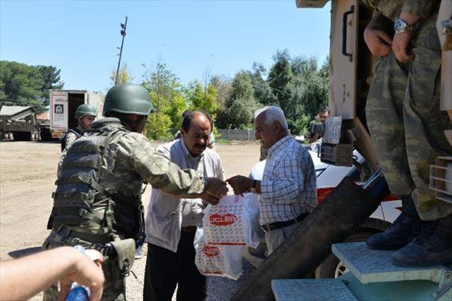 NUSAYBİN´E GÖNDERİLEN İKRAM MALZEMELERİ GÜVENLİK GÜÇLERİ TARAFINDAN VATANDAŞLARA DAĞITILDI