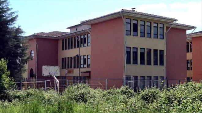 ÖĞRENCİLERİ TACİZ ETTİĞİ İDDİA EDİLEN ÖĞRETMEN AÇIĞA ALINDI