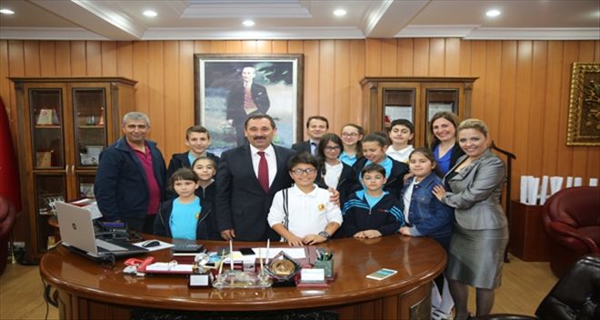 DEMİREL´DEN ÖĞRENCİLERE ´DÜRÜSTLÜK´ TAVSİYESİ