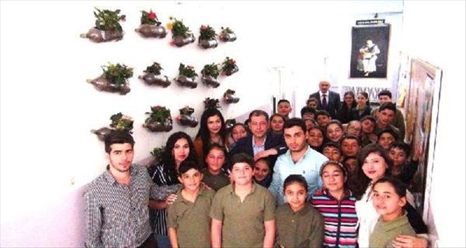 PET ŞİŞELERLE OKULU ÇİÇEK BAHÇESİNE DÖNÜŞTÜRDÜLER