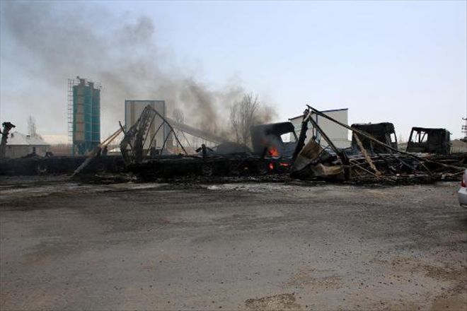 Van´da Pkk´lıların Yaktığı 8 Araç Yoldan Kaldırıldı 