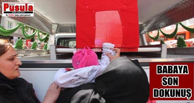 6 AYLIK ŞEHİT KIZINDAN BABASINA SON DOKUNUŞ
