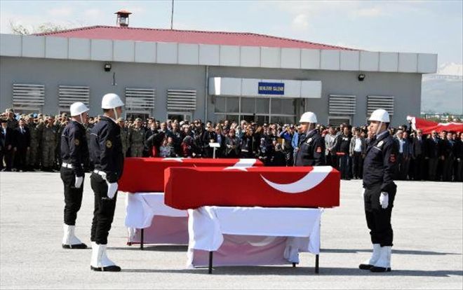 ŞEHİTLER İÇİN VAN´DA TÖREN DÜZENLENDİ