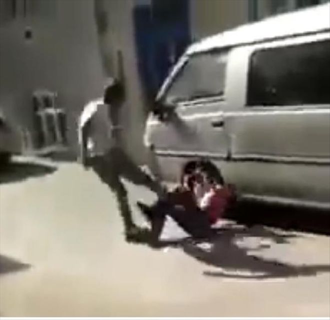 ÇOCUKLARI DÖVÜP, GÖRÜNTÜLERİNİ SOSYAL MEDYADA YAYINLADILAR