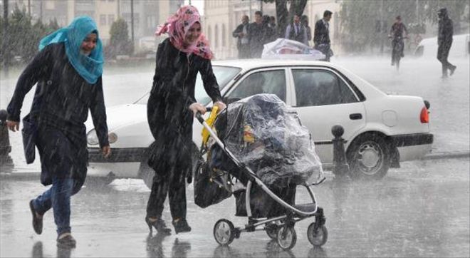 SİVAS´TA ANİ YAĞMUR HAYATI OLUMSUZ ETKİLEDİ