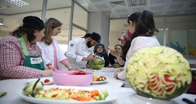 YUMURTA KIRMAKLA BAŞLADILAR ŞİMDİ 250 ÇEŞİT YEMEK YAPIYORLAR