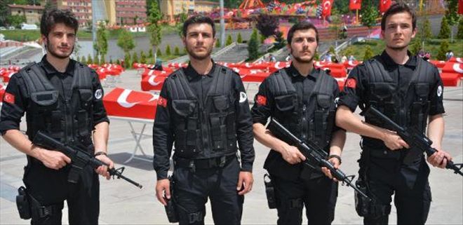 ŞEHİTLER VE AİLELERİ İÇİN BAYRAĞA SARILI 150 TABUTLA KISA FİLM ÇEKTİ