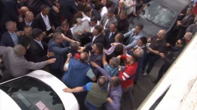 Kurultay gerginliği yumruklu kavgaya dönüştü
