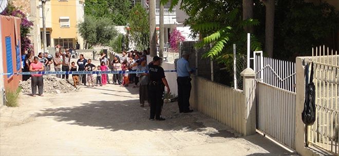 MERSİN´DE DEHŞET: ANNESİNİ ÖLDÜRDÜ, BAŞINI KESTİ, BAHÇE KAPISINA ASTI