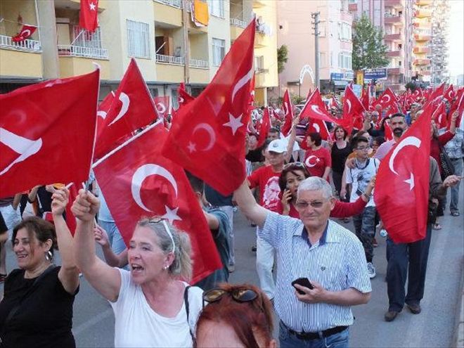 MERSİN´DE GENÇLİK VE HALK YÜRÜYÜŞÜ´NE YUMURTALI SALDIRI