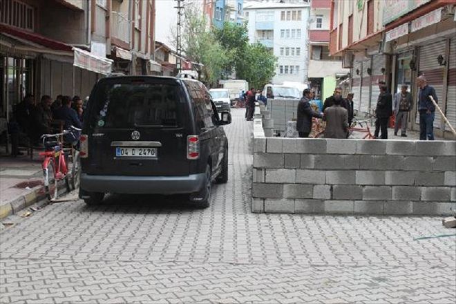 BELEDİYEYE KIZINCA, YOLA BIRAKTIĞI ARSASINI GERİ ALDI