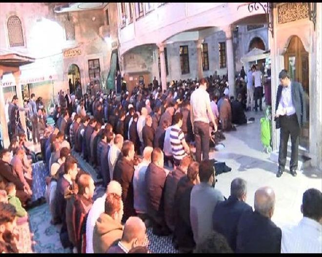 CAMİLER DOLUP TAŞTI